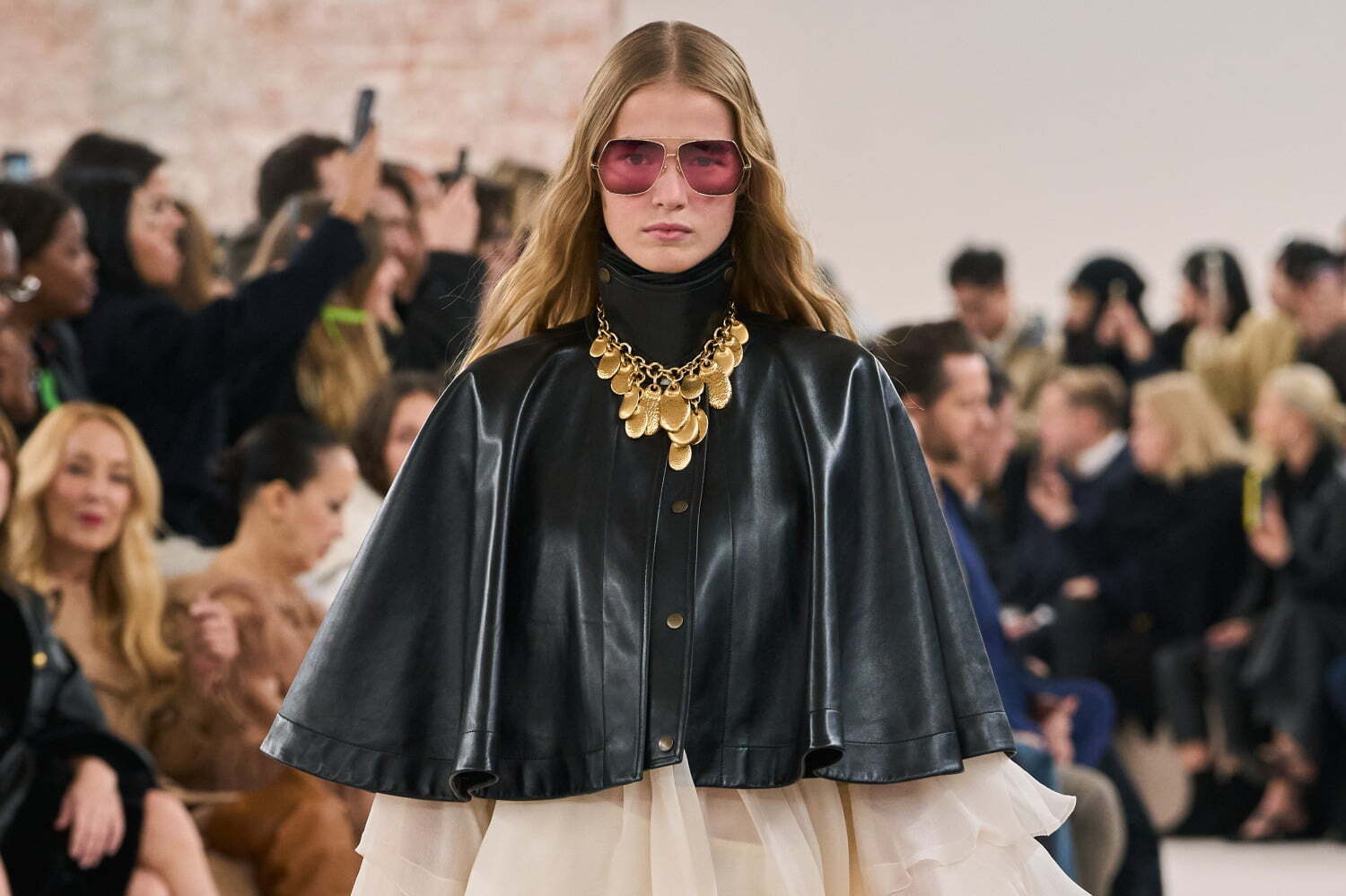 定価約25万円　Chloe クロエ　コレクションライン　ワンピース ルック】「クロエ」2024-25年秋冬コレクション - WWDJAPAN