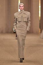 バルマン 2024年秋冬ウィメンズコレクション - みずみずしく輝くボルドーのぶどう、優雅な装い｜写真4