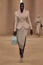 バルマン 2024年秋冬ウィメンズコレクション - みずみずしく輝くボルドーのぶどう、優雅な装い｜写真5