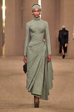 バルマン 2024年秋冬ウィメンズコレクション - みずみずしく輝くボルドーのぶどう、優雅な装い｜写真6