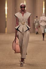 バルマン 2024年秋冬ウィメンズコレクション - みずみずしく輝くボルドーのぶどう、優雅な装い｜写真7