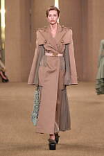 バルマン 2024年秋冬ウィメンズコレクション - みずみずしく輝くボルドーのぶどう、優雅な装い｜写真9