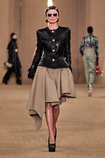 バルマン 2024年秋冬ウィメンズコレクション - みずみずしく輝くボルドーのぶどう、優雅な装い｜写真11