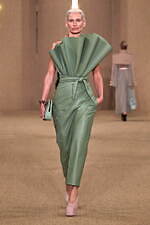 バルマン 2024年秋冬ウィメンズコレクション - みずみずしく輝くボルドーのぶどう、優雅な装い｜写真12