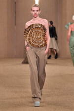 バルマン 2024年秋冬ウィメンズコレクション - みずみずしく輝くボルドーのぶどう、優雅な装い｜写真15