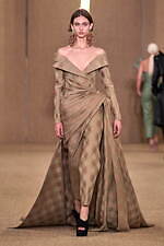 バルマン 2024年秋冬ウィメンズコレクション - みずみずしく輝くボルドーのぶどう、優雅な装い｜写真16