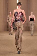 バルマン 2024年秋冬ウィメンズコレクション - みずみずしく輝くボルドーのぶどう、優雅な装い｜写真17