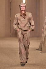 バルマン 2024年秋冬ウィメンズコレクション - みずみずしく輝くボルドーのぶどう、優雅な装い｜写真18