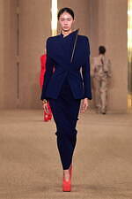 バルマン 2024年秋冬ウィメンズコレクション - みずみずしく輝くボルドーのぶどう、優雅な装い｜写真21