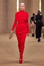 バルマン 2024年秋冬ウィメンズコレクション - みずみずしく輝くボルドーのぶどう、優雅な装い｜写真22