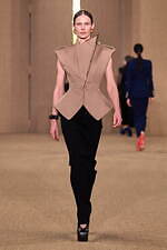 バルマン 2024年秋冬ウィメンズコレクション - みずみずしく輝くボルドーのぶどう、優雅な装い｜写真23