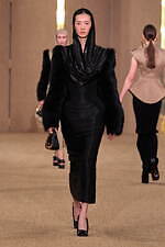 バルマン 2024年秋冬ウィメンズコレクション - みずみずしく輝くボルドーのぶどう、優雅な装い｜写真25