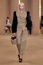 バルマン 2024年秋冬ウィメンズコレクション - みずみずしく輝くボルドーのぶどう、優雅な装い｜写真26