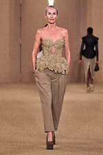 バルマン 2024年秋冬ウィメンズコレクション - みずみずしく輝くボルドーのぶどう、優雅な装い｜写真27