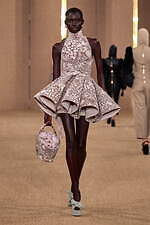 バルマン 2024年秋冬ウィメンズコレクション - みずみずしく輝くボルドーのぶどう、優雅な装い｜写真28