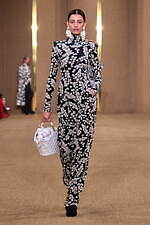 バルマン 2024年秋冬ウィメンズコレクション - みずみずしく輝くボルドーのぶどう、優雅な装い｜写真30