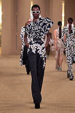 バルマン 2024年秋冬ウィメンズコレクション - みずみずしく輝くボルドーのぶどう、優雅な装い｜写真31