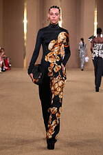 バルマン 2024年秋冬ウィメンズコレクション - みずみずしく輝くボルドーのぶどう、優雅な装い｜写真33