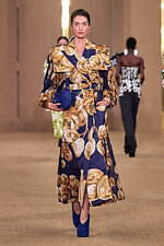 バルマン 2024年秋冬ウィメンズコレクション - みずみずしく輝くボルドーのぶどう、優雅な装い｜写真34