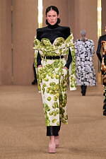 バルマン 2024年秋冬ウィメンズコレクション - みずみずしく輝くボルドーのぶどう、優雅な装い｜写真35