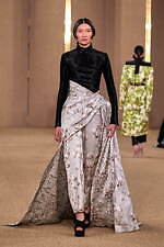 バルマン 2024年秋冬ウィメンズコレクション - みずみずしく輝くボルドーのぶどう、優雅な装い｜写真37