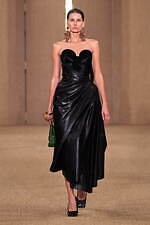 バルマン 2024年秋冬ウィメンズコレクション - みずみずしく輝くボルドーのぶどう、優雅な装い｜写真38