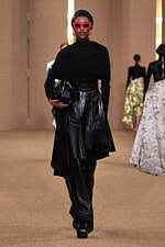 バルマン 2024年秋冬ウィメンズコレクション - みずみずしく輝くボルドーのぶどう、優雅な装い｜写真39