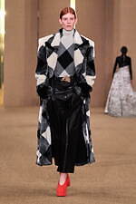 バルマン 2024年秋冬ウィメンズコレクション - みずみずしく輝くボルドーのぶどう、優雅な装い｜写真40