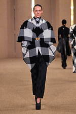 バルマン 2024年秋冬ウィメンズコレクション - みずみずしく輝くボルドーのぶどう、優雅な装い｜写真42