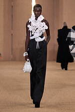 バルマン 2024年秋冬ウィメンズコレクション - みずみずしく輝くボルドーのぶどう、優雅な装い｜写真43