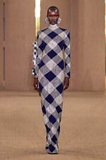 バルマン 2024年秋冬ウィメンズコレクション - みずみずしく輝くボルドーのぶどう、優雅な装い｜写真44