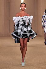 バルマン 2024年秋冬ウィメンズコレクション - みずみずしく輝くボルドーのぶどう、優雅な装い｜写真46