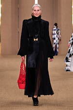 バルマン 2024年秋冬ウィメンズコレクション - みずみずしく輝くボルドーのぶどう、優雅な装い｜写真47