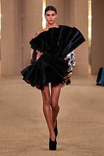 バルマン 2024年秋冬ウィメンズコレクション - みずみずしく輝くボルドーのぶどう、優雅な装い｜写真48