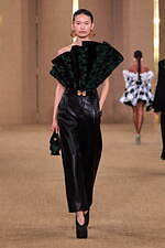 バルマン 2024年秋冬ウィメンズコレクション - みずみずしく輝くボルドーのぶどう、優雅な装い｜写真49