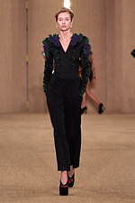 バルマン 2024年秋冬ウィメンズコレクション - みずみずしく輝くボルドーのぶどう、優雅な装い｜写真51