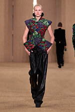 バルマン 2024年秋冬ウィメンズコレクション - みずみずしく輝くボルドーのぶどう、優雅な装い｜写真53