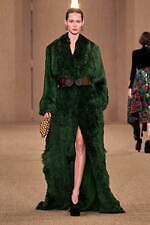 バルマン 2024年秋冬ウィメンズコレクション - みずみずしく輝くボルドーのぶどう、優雅な装い｜写真56