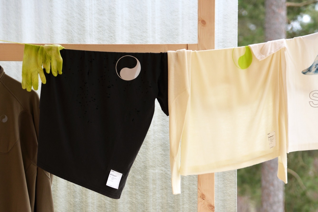 アワー レガシー×サティスファイ、陰陽モチーフを配したシェルジャケットや“ハーフジップ”トップスなど