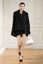 ジバンシィ 2024-25年秋冬ウィメンズコレクション - アーカイブとの対話、劇的なセンシュアリティ｜写真15