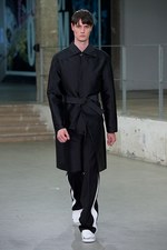 カルヴェン 2015年春夏メンズコレクション - 都会空間と広大な自然界の狭間に生きる少年｜写真23