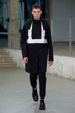 カルヴェン 2015年春夏メンズコレクション - 都会空間と広大な自然界の狭間に生きる少年｜写真30