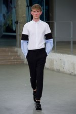 カルヴェン 2015年春夏メンズコレクション - 都会空間と広大な自然界の狭間に生きる少年｜写真31