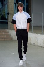 カルヴェン 2015年春夏メンズコレクション - 都会空間と広大な自然界の狭間に生きる少年｜写真32