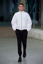 カルヴェン 2015年春夏メンズコレクション - 都会空間と広大な自然界の狭間に生きる少年｜写真34