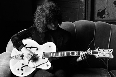 サンローラン、ミュージックプロジェクトにテンプルズのヴォーカルを起用 - UK出身のサイケロックバンド