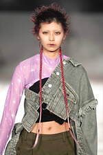 パメオポーズの厚底ブーツ、重厚感ある丸いフォルム＆ウェッジソールで - キャップや三つ編みチャームも｜写真14