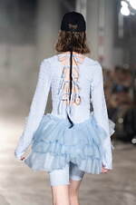 パメオポーズの厚底ブーツ、重厚感ある丸いフォルム＆ウェッジソールで - キャップや三つ編みチャームも｜写真13