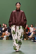 ロエベ 2024年秋冬ウィメンズコレクション - 由緒の研究、テーラリングとクチュールの融合｜写真43