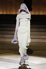 イッセイ ミヤケ 2024年秋冬ウィメンズコレクション - “まとう服”の追求、一枚の布から｜写真2